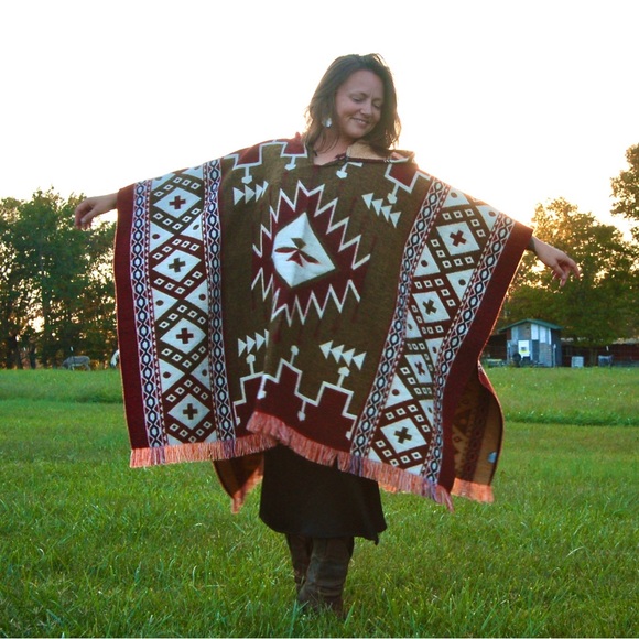 Artisanal Ecuadorian Alpaca Poncho - Picture 2 of 2